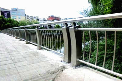 新闻 汉中不锈钢复合管护栏 尺寸规格